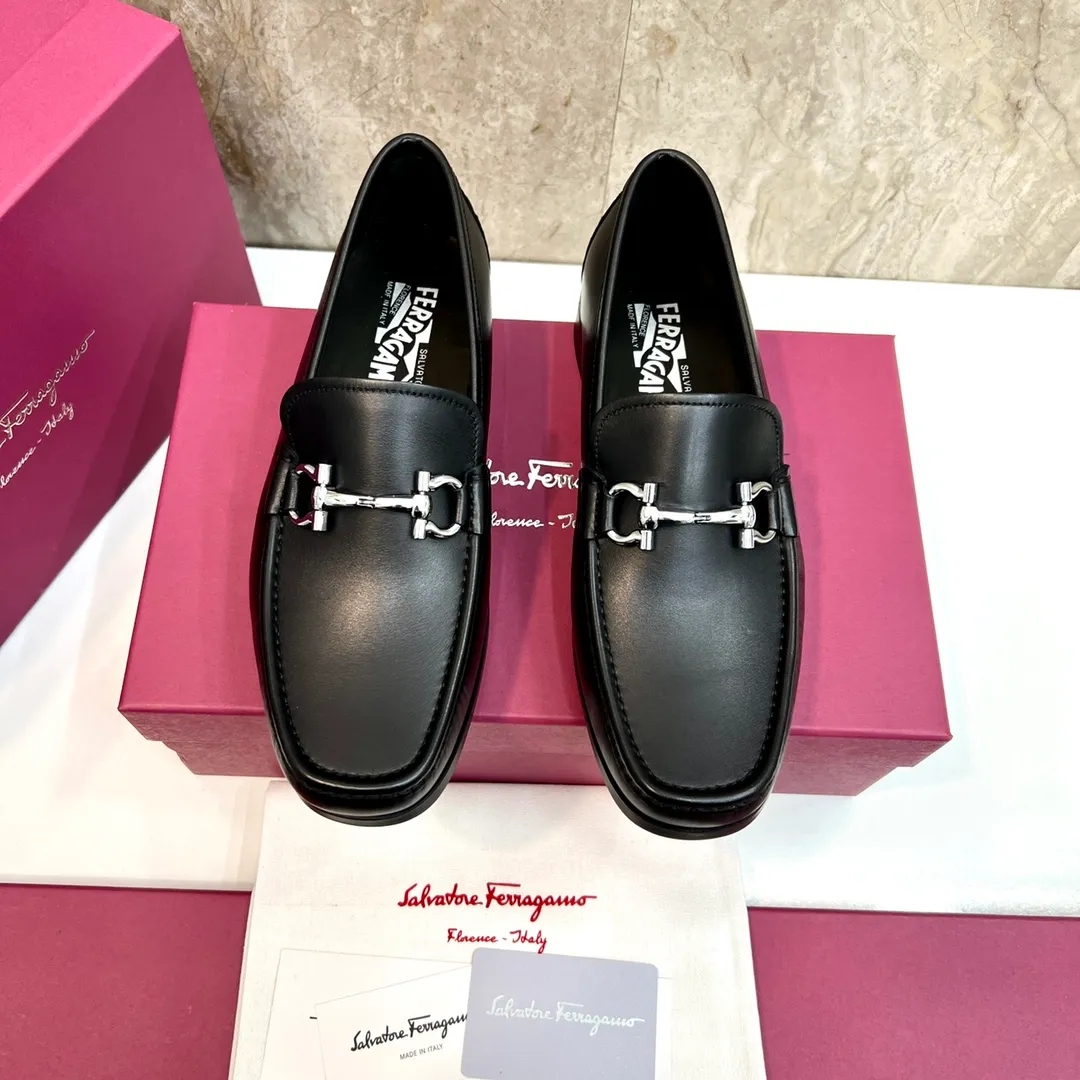 Original quality P780 Brand: Ferragamo Standard size: Men's size 39–44 (38.45 can be customized) Grade: Same style as the official website High-quality men's shoes Material: Customized first-layer calfskin with water-dyed cowhide lining Cowhide tiptoe Original non-slip and wear-resistant rubber outsole Style category: Men's formal business leather shoes are young and fashionable European and American trends British style Casual matching and comfortable feet Color: actual picture